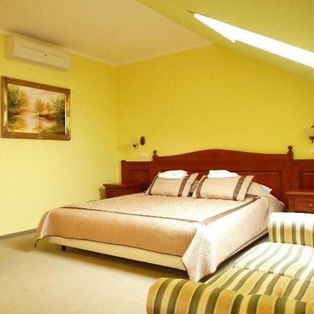 Zajazd Sokol Hotel Nienadowka ภายนอก รูปภาพ