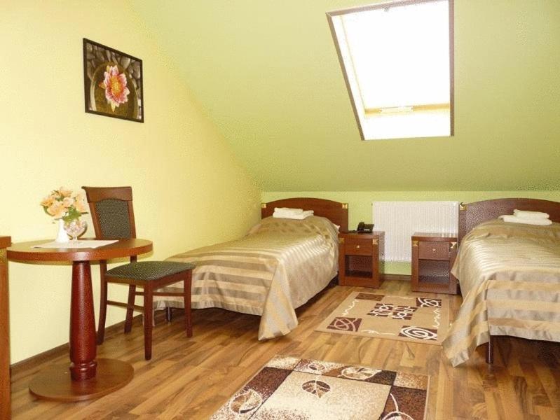 Zajazd Sokol Hotel Nienadowka ภายนอก รูปภาพ